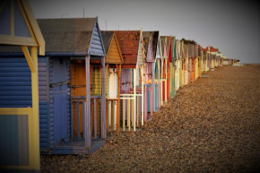 Two Bedroom Private Cottage with parking just by the sea